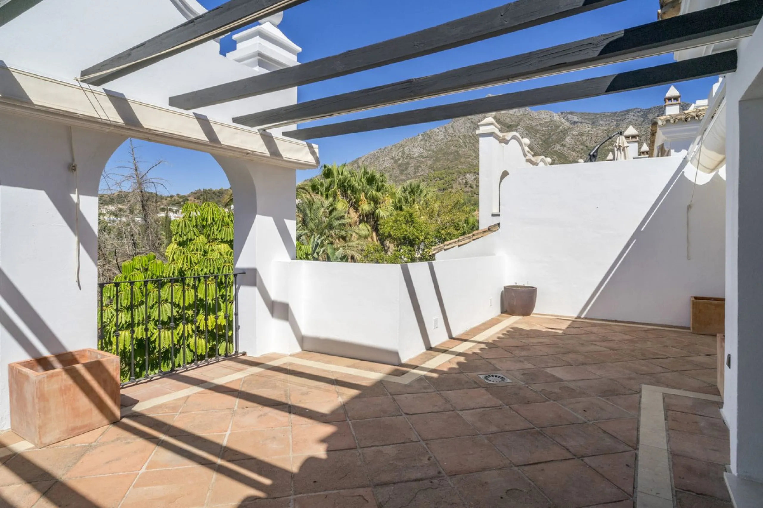 There are homes that are not only lived in, they are truly experienced. This penthouse duplex in Montebello Hills is one of them. Set on the noble slopes of Sierra Blanca, it offers both the calm of the mountains and the endless expanse of the Mediterrane