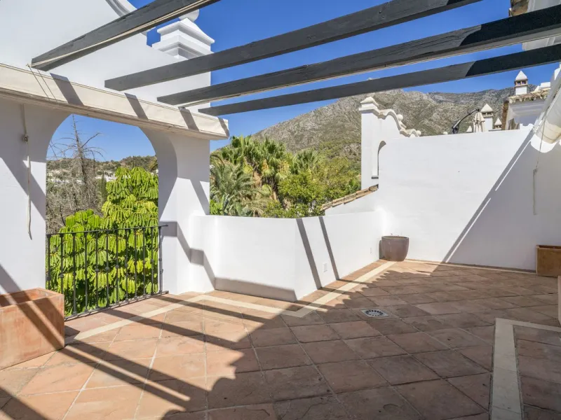 There are homes that are not only lived in, they are truly experienced. This penthouse duplex in Montebello Hills is one of them. Set on the noble slopes of Sierra Blanca, it offers both the calm of the mountains and the endless expanse of the Mediterrane