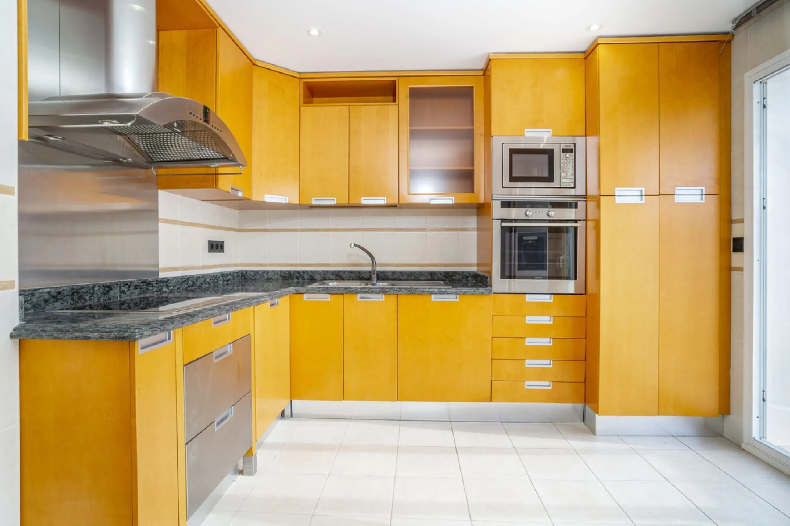 There are homes that are not only lived in, they are truly experienced. This penthouse duplex in Montebello Hills is one of them. Set on the noble slopes of Sierra Blanca, it offers both the calm of the mountains and the endless expanse of the Mediterrane