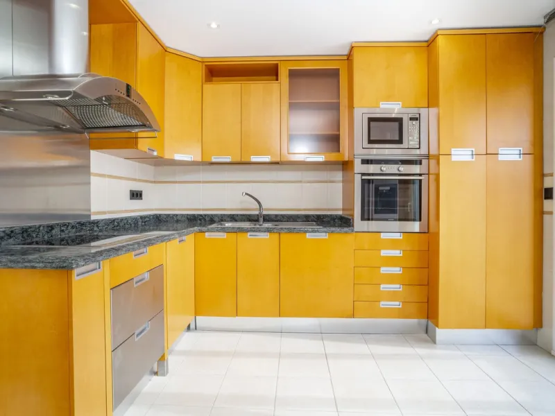 There are homes that are not only lived in, they are truly experienced. This penthouse duplex in Montebello Hills is one of them. Set on the noble slopes of Sierra Blanca, it offers both the calm of the mountains and the endless expanse of the Mediterrane