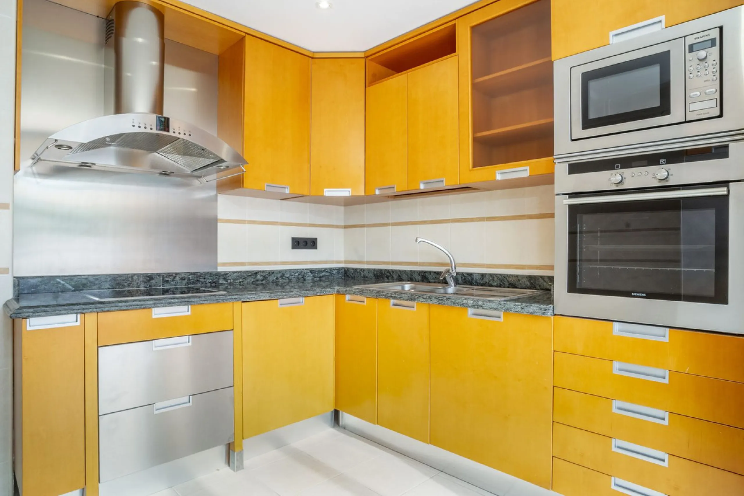 There are homes that are not only lived in, they are truly experienced. This penthouse duplex in Montebello Hills is one of them. Set on the noble slopes of Sierra Blanca, it offers both the calm of the mountains and the endless expanse of the Mediterrane