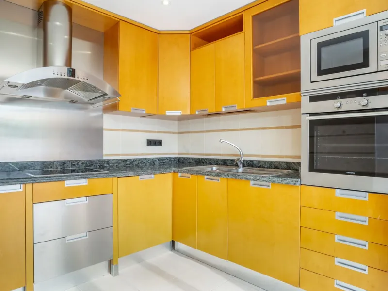 There are homes that are not only lived in, they are truly experienced. This penthouse duplex in Montebello Hills is one of them. Set on the noble slopes of Sierra Blanca, it offers both the calm of the mountains and the endless expanse of the Mediterrane