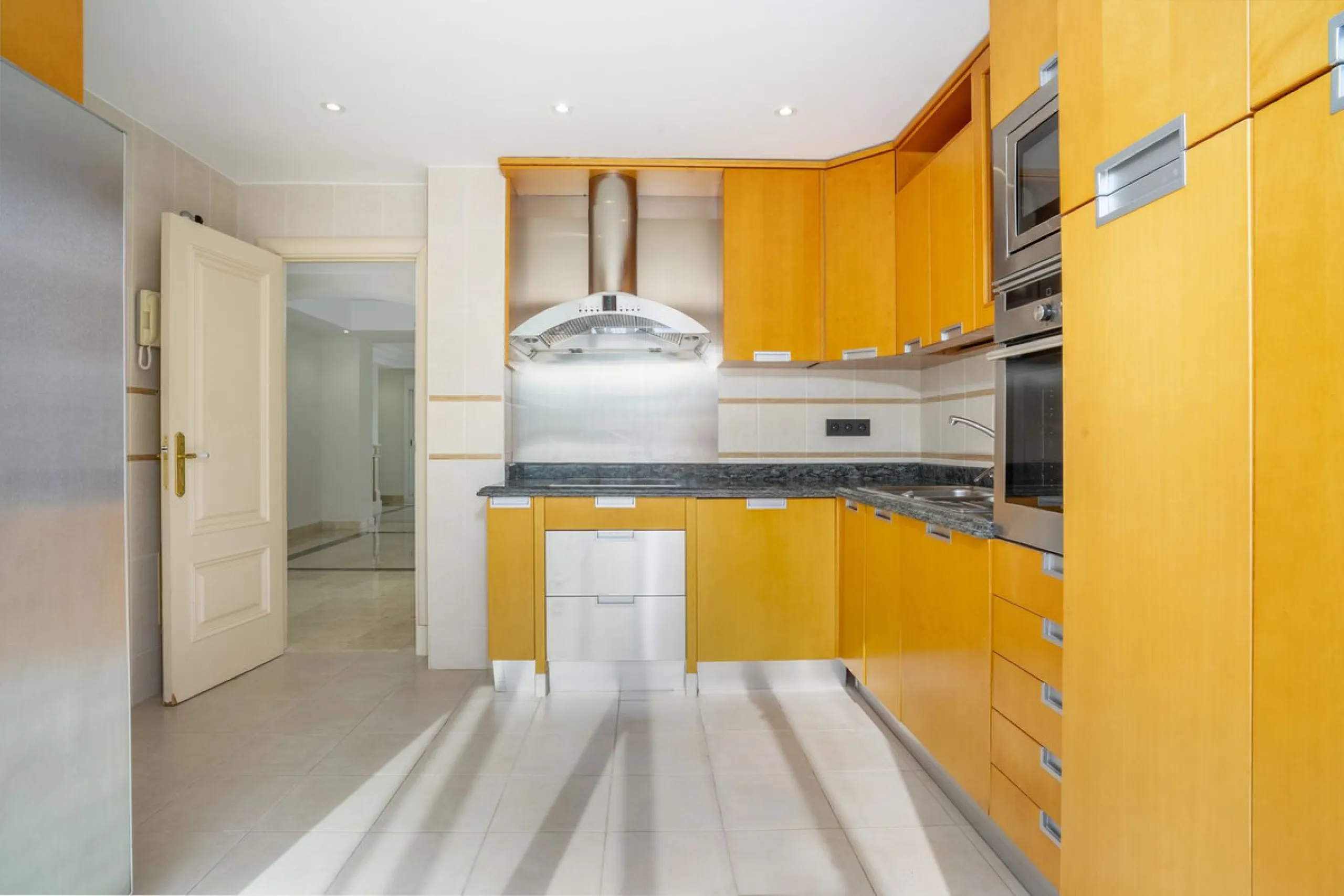 There are homes that are not only lived in, they are truly experienced. This penthouse duplex in Montebello Hills is one of them. Set on the noble slopes of Sierra Blanca, it offers both the calm of the mountains and the endless expanse of the Mediterrane