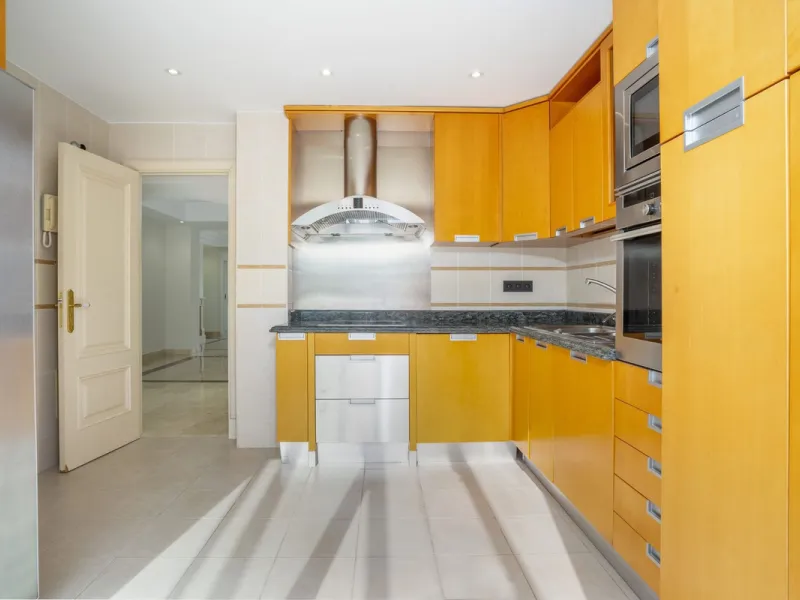 There are homes that are not only lived in, they are truly experienced. This penthouse duplex in Montebello Hills is one of them. Set on the noble slopes of Sierra Blanca, it offers both the calm of the mountains and the endless expanse of the Mediterrane