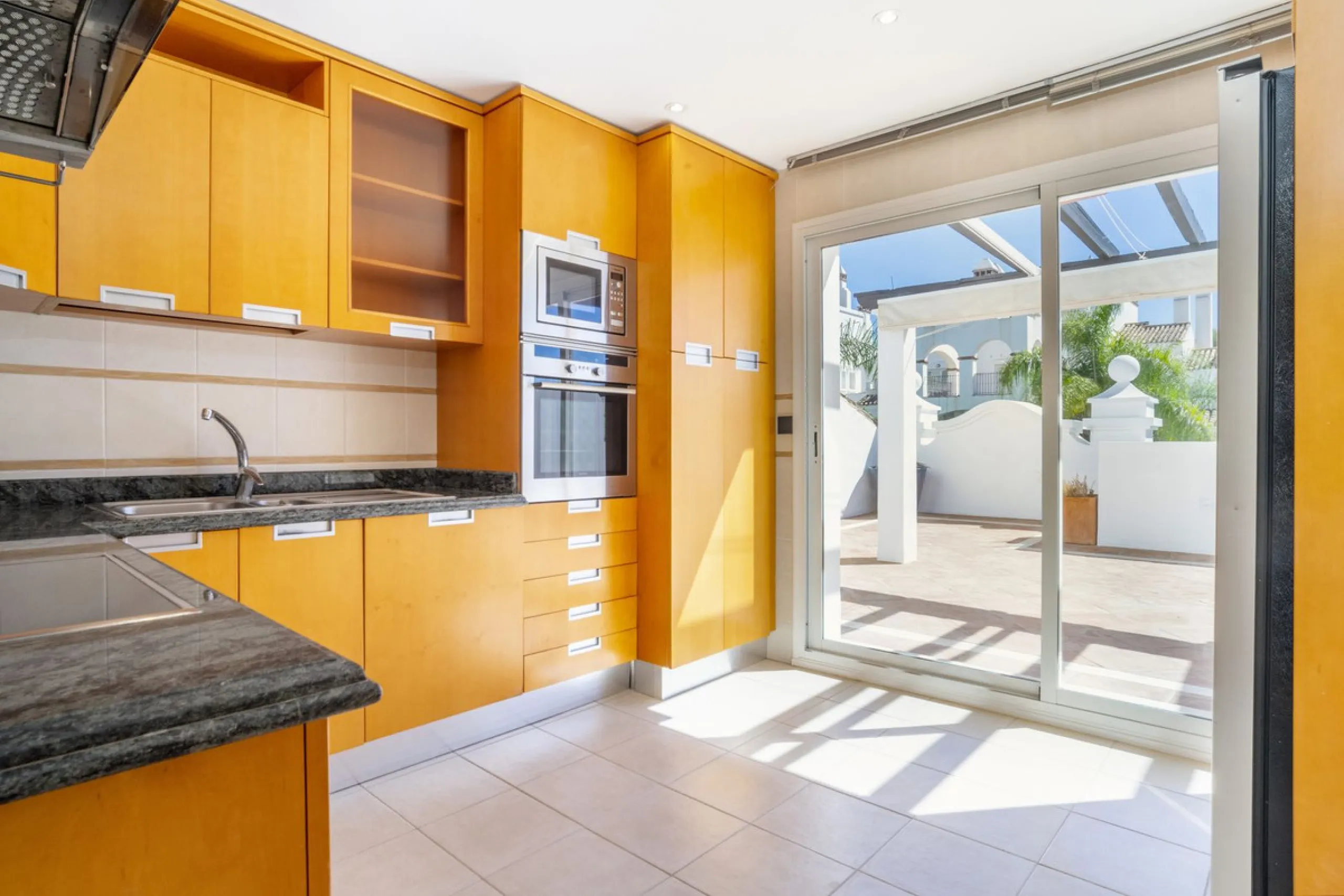 There are homes that are not only lived in, they are truly experienced. This penthouse duplex in Montebello Hills is one of them. Set on the noble slopes of Sierra Blanca, it offers both the calm of the mountains and the endless expanse of the Mediterrane