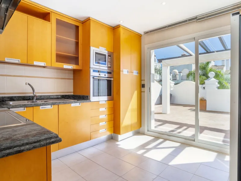 There are homes that are not only lived in, they are truly experienced. This penthouse duplex in Montebello Hills is one of them. Set on the noble slopes of Sierra Blanca, it offers both the calm of the mountains and the endless expanse of the Mediterrane