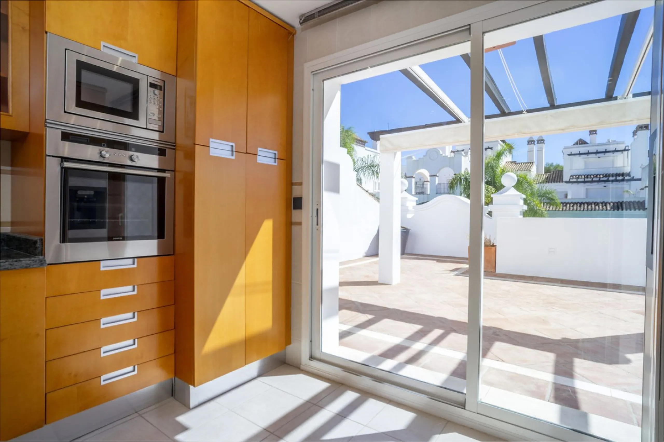 There are homes that are not only lived in, they are truly experienced. This penthouse duplex in Montebello Hills is one of them. Set on the noble slopes of Sierra Blanca, it offers both the calm of the mountains and the endless expanse of the Mediterrane