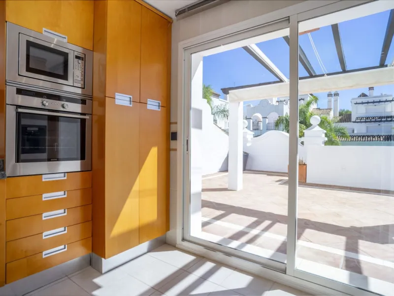 There are homes that are not only lived in, they are truly experienced. This penthouse duplex in Montebello Hills is one of them. Set on the noble slopes of Sierra Blanca, it offers both the calm of the mountains and the endless expanse of the Mediterrane