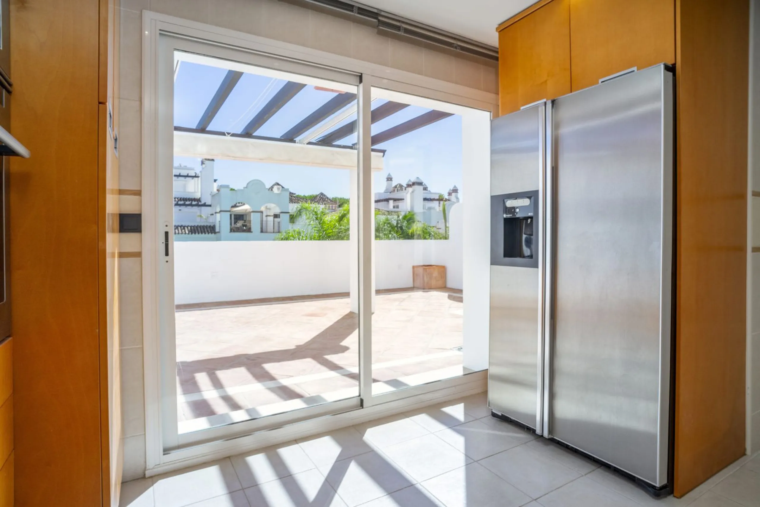 There are homes that are not only lived in, they are truly experienced. This penthouse duplex in Montebello Hills is one of them. Set on the noble slopes of Sierra Blanca, it offers both the calm of the mountains and the endless expanse of the Mediterrane