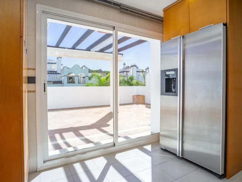 There are homes that are not only lived in, they are truly experienced. This penthouse duplex in Montebello Hills is one of them. Set on the noble slopes of Sierra Blanca, it offers both the calm of the mountains and the endless expanse of the Mediterrane