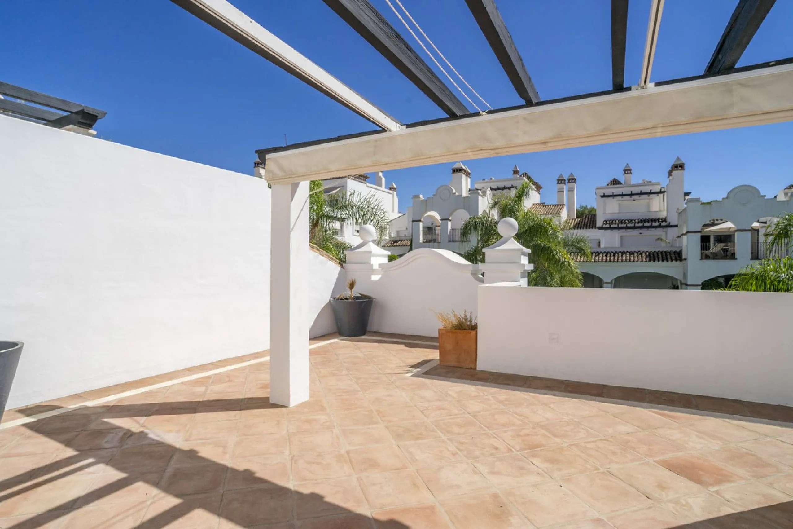There are homes that are not only lived in, they are truly experienced. This penthouse duplex in Montebello Hills is one of them. Set on the noble slopes of Sierra Blanca, it offers both the calm of the mountains and the endless expanse of the Mediterrane