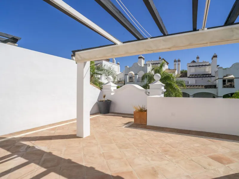 There are homes that are not only lived in, they are truly experienced. This penthouse duplex in Montebello Hills is one of them. Set on the noble slopes of Sierra Blanca, it offers both the calm of the mountains and the endless expanse of the Mediterrane