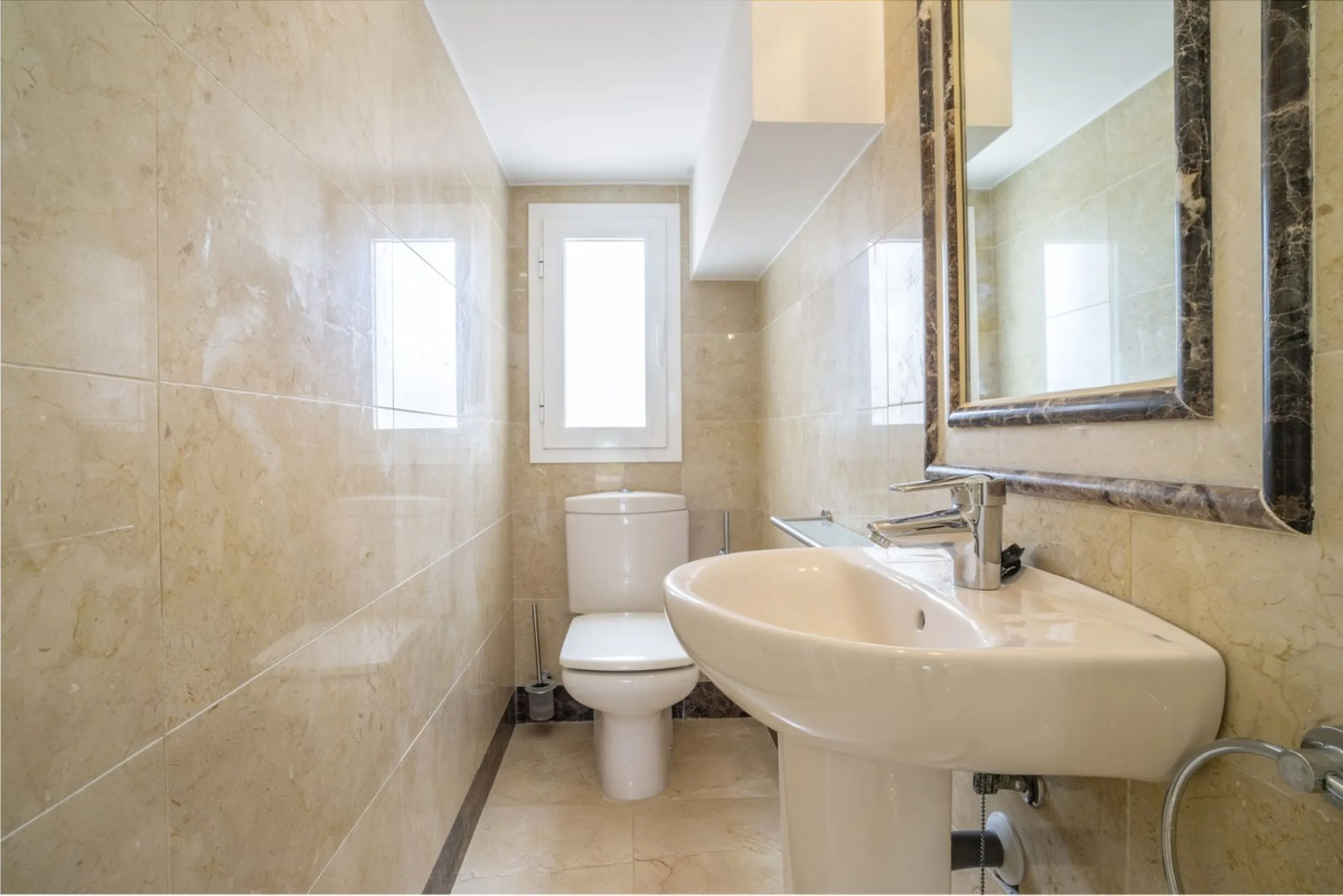 There are homes that are not only lived in, they are truly experienced. This penthouse duplex in Montebello Hills is one of them. Set on the noble slopes of Sierra Blanca, it offers both the calm of the mountains and the endless expanse of the Mediterrane