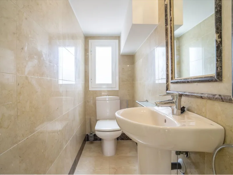 There are homes that are not only lived in, they are truly experienced. This penthouse duplex in Montebello Hills is one of them. Set on the noble slopes of Sierra Blanca, it offers both the calm of the mountains and the endless expanse of the Mediterrane