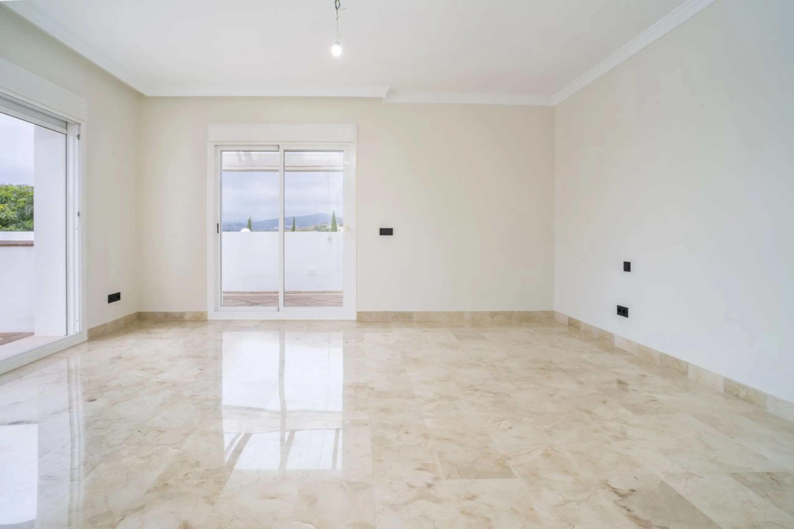 There are homes that are not only lived in, they are truly experienced. This penthouse duplex in Montebello Hills is one of them. Set on the noble slopes of Sierra Blanca, it offers both the calm of the mountains and the endless expanse of the Mediterrane