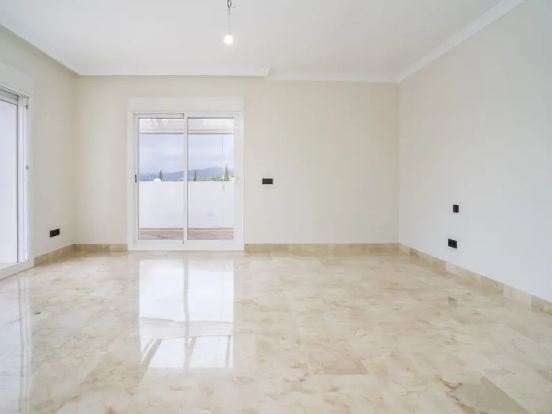 There are homes that are not only lived in, they are truly experienced. This penthouse duplex in Montebello Hills is one of them. Set on the noble slopes of Sierra Blanca, it offers both the calm of the mountains and the endless expanse of the Mediterrane