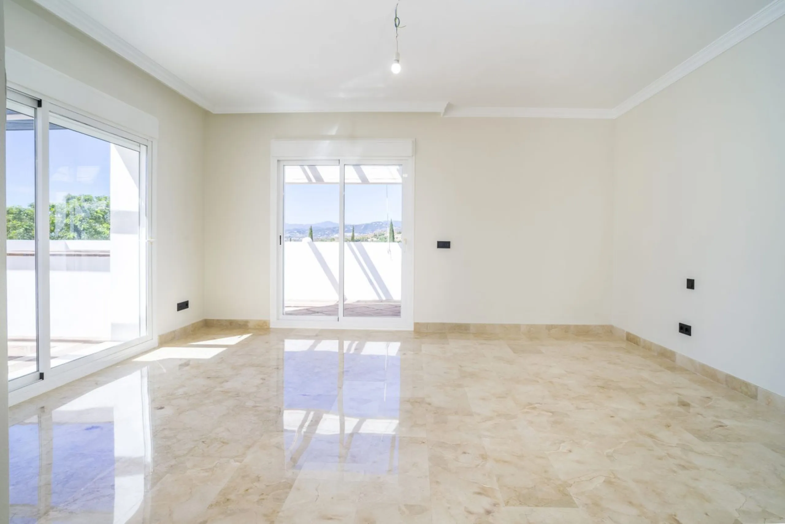 There are homes that are not only lived in, they are truly experienced. This penthouse duplex in Montebello Hills is one of them. Set on the noble slopes of Sierra Blanca, it offers both the calm of the mountains and the endless expanse of the Mediterrane