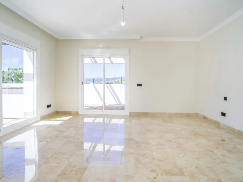 There are homes that are not only lived in, they are truly experienced. This penthouse duplex in Montebello Hills is one of them. Set on the noble slopes of Sierra Blanca, it offers both the calm of the mountains and the endless expanse of the Mediterrane