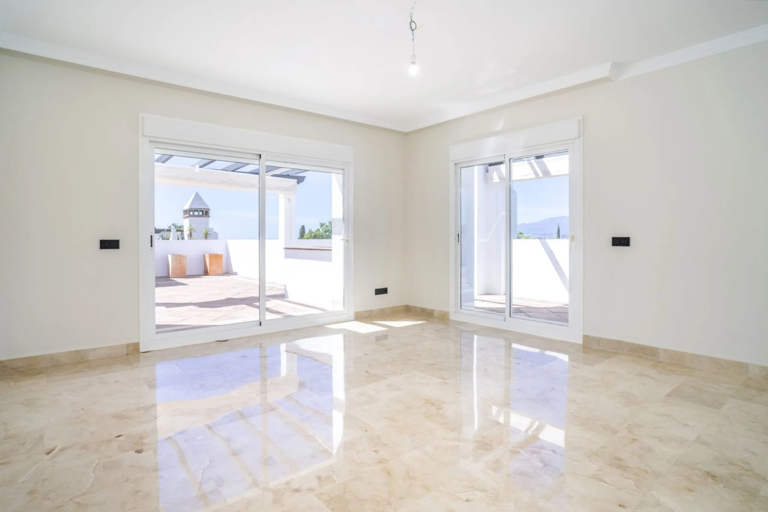 There are homes that are not only lived in, they are truly experienced. This penthouse duplex in Montebello Hills is one of them. Set on the noble slopes of Sierra Blanca, it offers both the calm of the mountains and the endless expanse of the Mediterrane