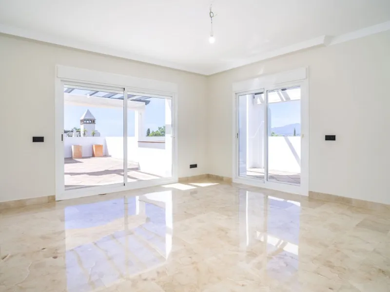 There are homes that are not only lived in, they are truly experienced. This penthouse duplex in Montebello Hills is one of them. Set on the noble slopes of Sierra Blanca, it offers both the calm of the mountains and the endless expanse of the Mediterrane