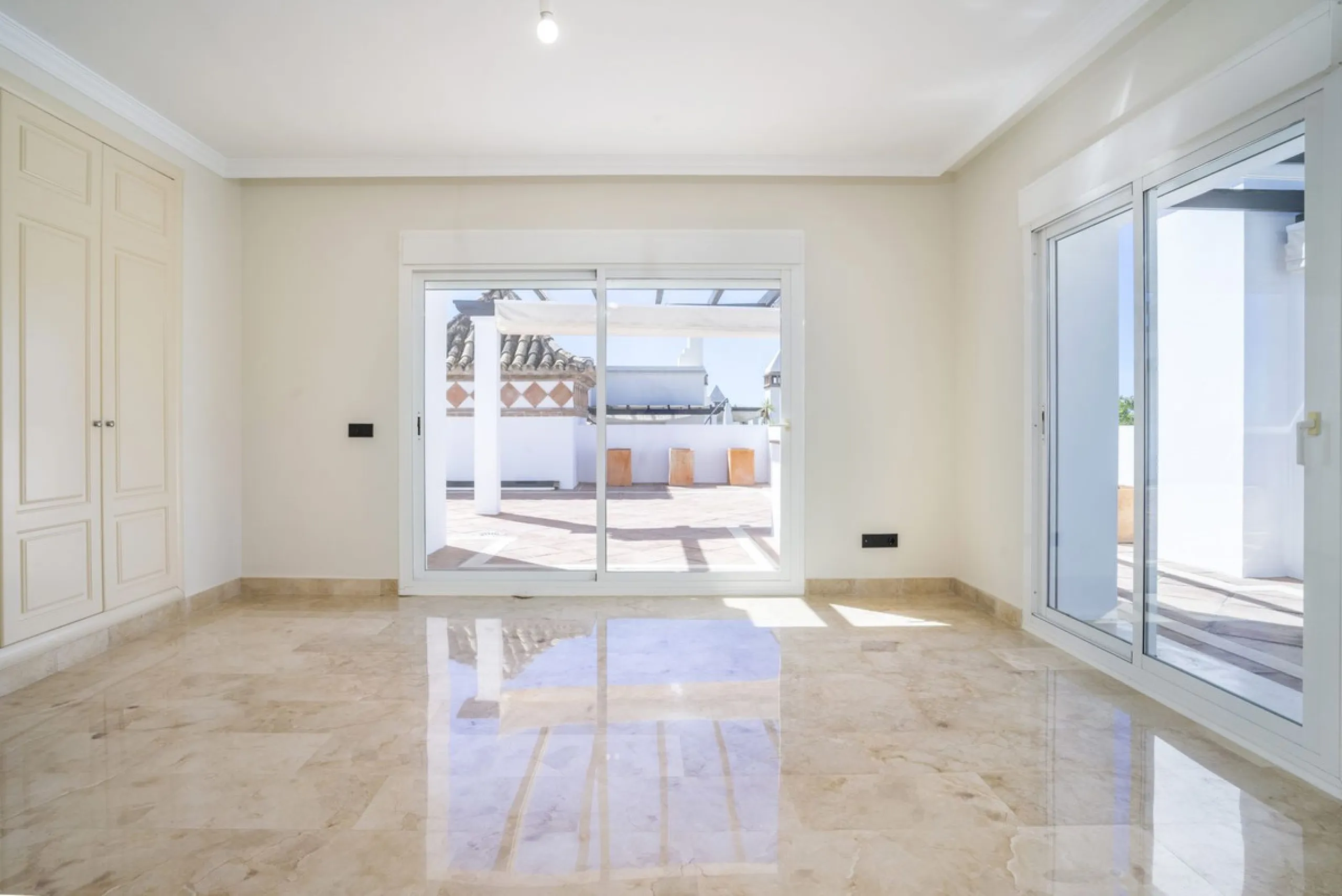 There are homes that are not only lived in, they are truly experienced. This penthouse duplex in Montebello Hills is one of them. Set on the noble slopes of Sierra Blanca, it offers both the calm of the mountains and the endless expanse of the Mediterrane