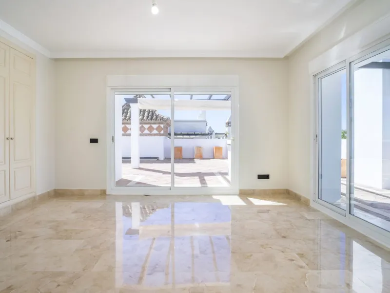 There are homes that are not only lived in, they are truly experienced. This penthouse duplex in Montebello Hills is one of them. Set on the noble slopes of Sierra Blanca, it offers both the calm of the mountains and the endless expanse of the Mediterrane