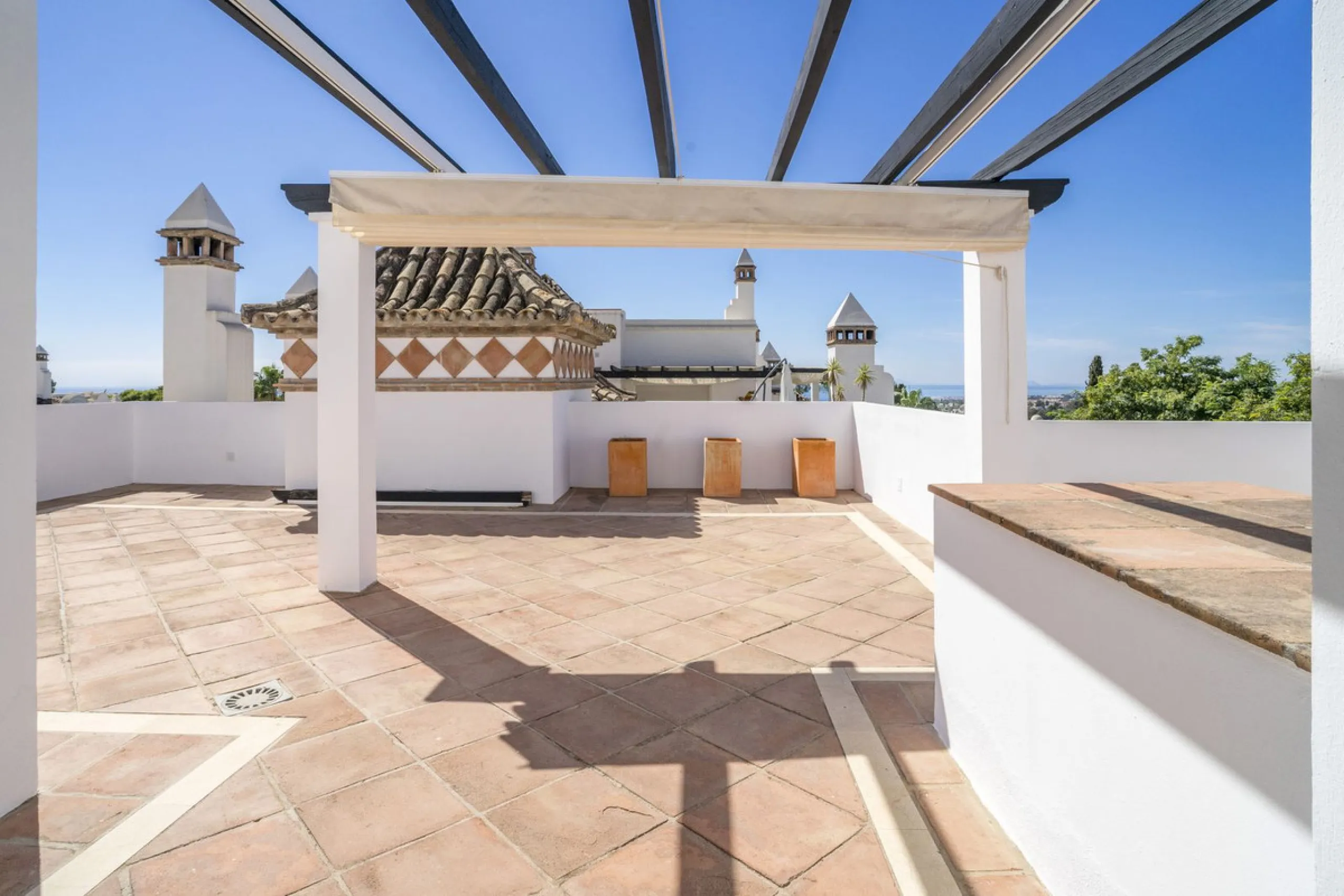 There are homes that are not only lived in, they are truly experienced. This penthouse duplex in Montebello Hills is one of them. Set on the noble slopes of Sierra Blanca, it offers both the calm of the mountains and the endless expanse of the Mediterrane