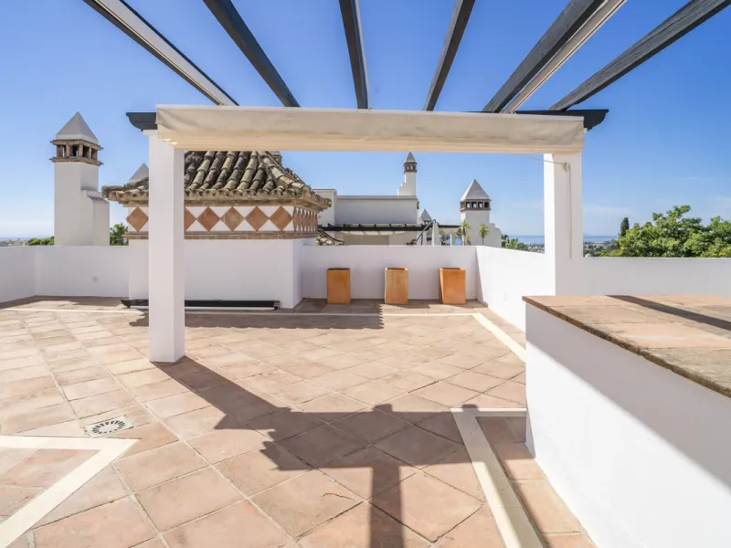There are homes that are not only lived in, they are truly experienced. This penthouse duplex in Montebello Hills is one of them. Set on the noble slopes of Sierra Blanca, it offers both the calm of the mountains and the endless expanse of the Mediterrane