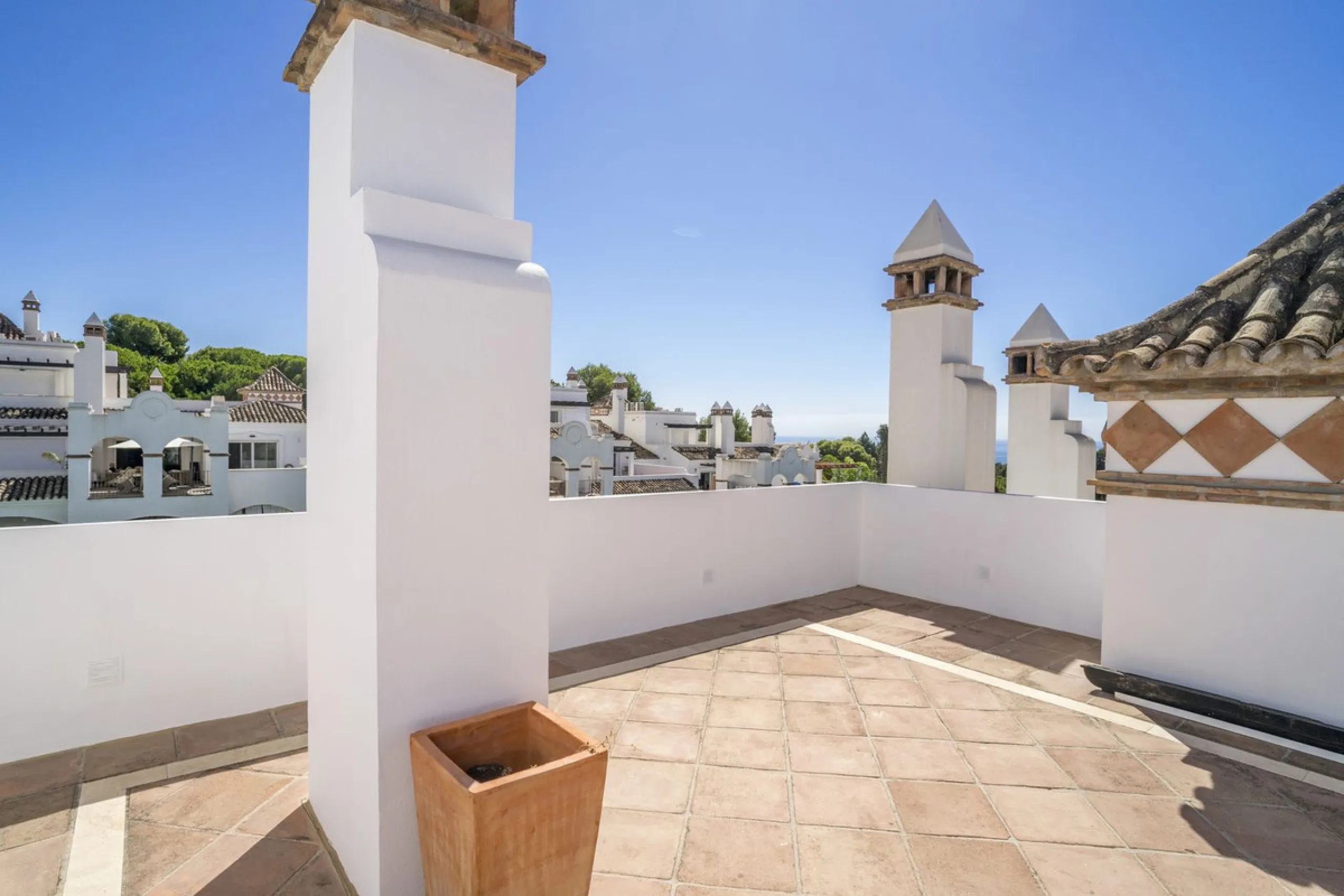 There are homes that are not only lived in, they are truly experienced. This penthouse duplex in Montebello Hills is one of them. Set on the noble slopes of Sierra Blanca, it offers both the calm of the mountains and the endless expanse of the Mediterrane