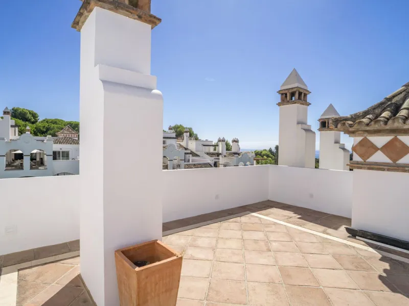 There are homes that are not only lived in, they are truly experienced. This penthouse duplex in Montebello Hills is one of them. Set on the noble slopes of Sierra Blanca, it offers both the calm of the mountains and the endless expanse of the Mediterrane