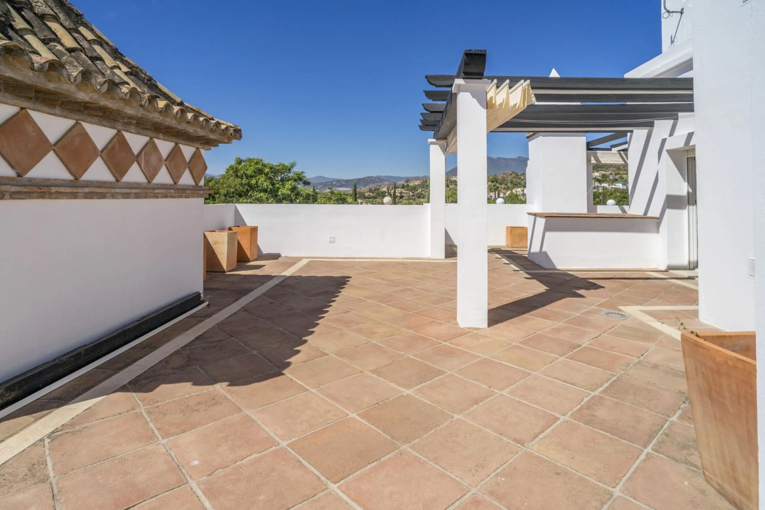 There are homes that are not only lived in, they are truly experienced. This penthouse duplex in Montebello Hills is one of them. Set on the noble slopes of Sierra Blanca, it offers both the calm of the mountains and the endless expanse of the Mediterrane