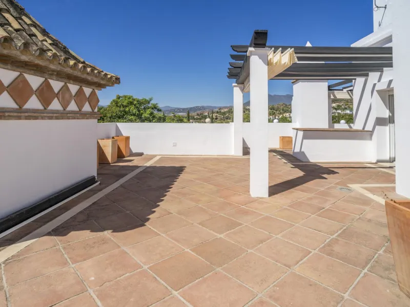 There are homes that are not only lived in, they are truly experienced. This penthouse duplex in Montebello Hills is one of them. Set on the noble slopes of Sierra Blanca, it offers both the calm of the mountains and the endless expanse of the Mediterrane