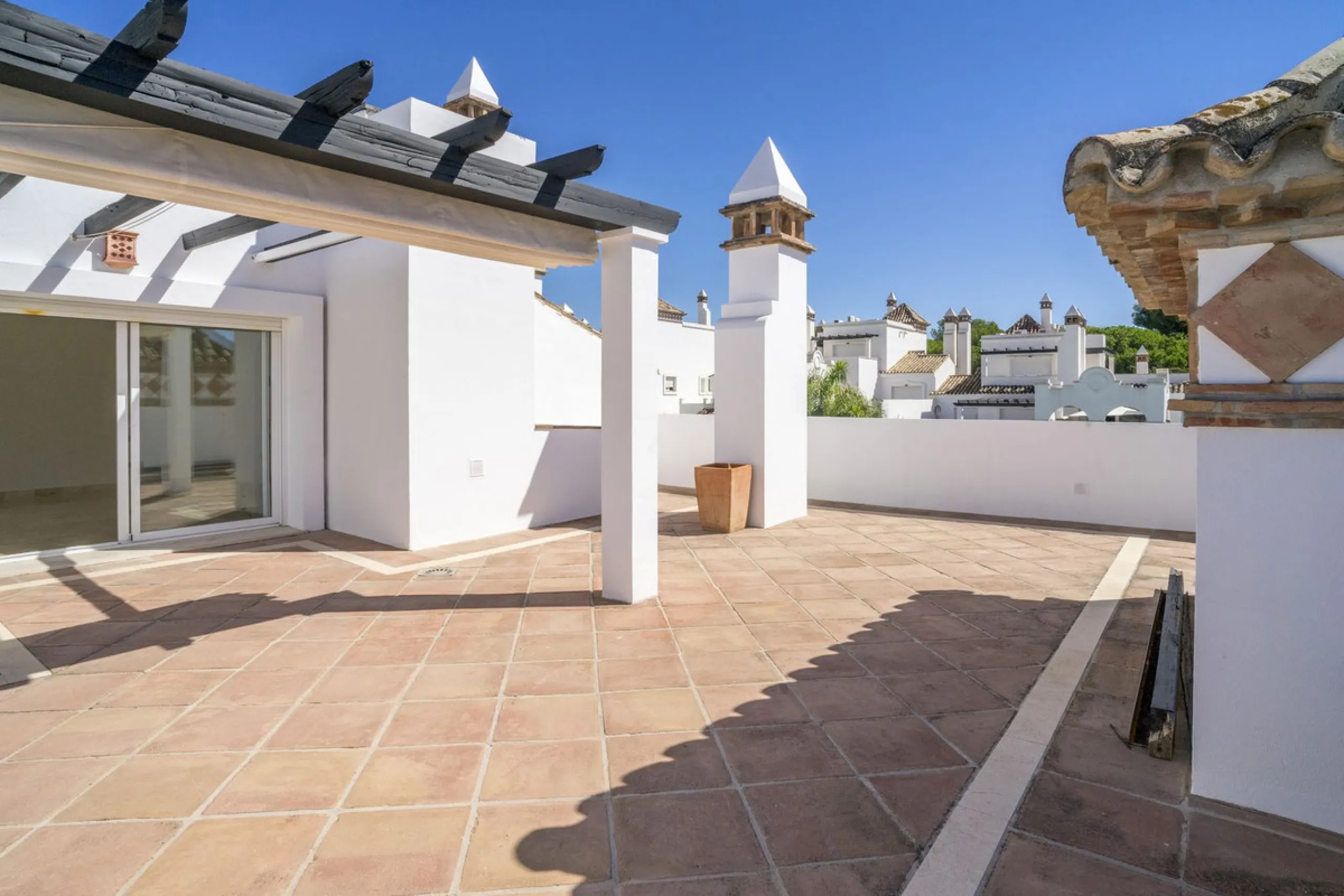 There are homes that are not only lived in, they are truly experienced. This penthouse duplex in Montebello Hills is one of them. Set on the noble slopes of Sierra Blanca, it offers both the calm of the mountains and the endless expanse of the Mediterrane