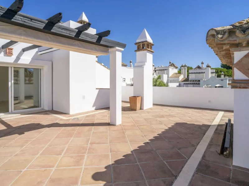 There are homes that are not only lived in, they are truly experienced. This penthouse duplex in Montebello Hills is one of them. Set on the noble slopes of Sierra Blanca, it offers both the calm of the mountains and the endless expanse of the Mediterrane