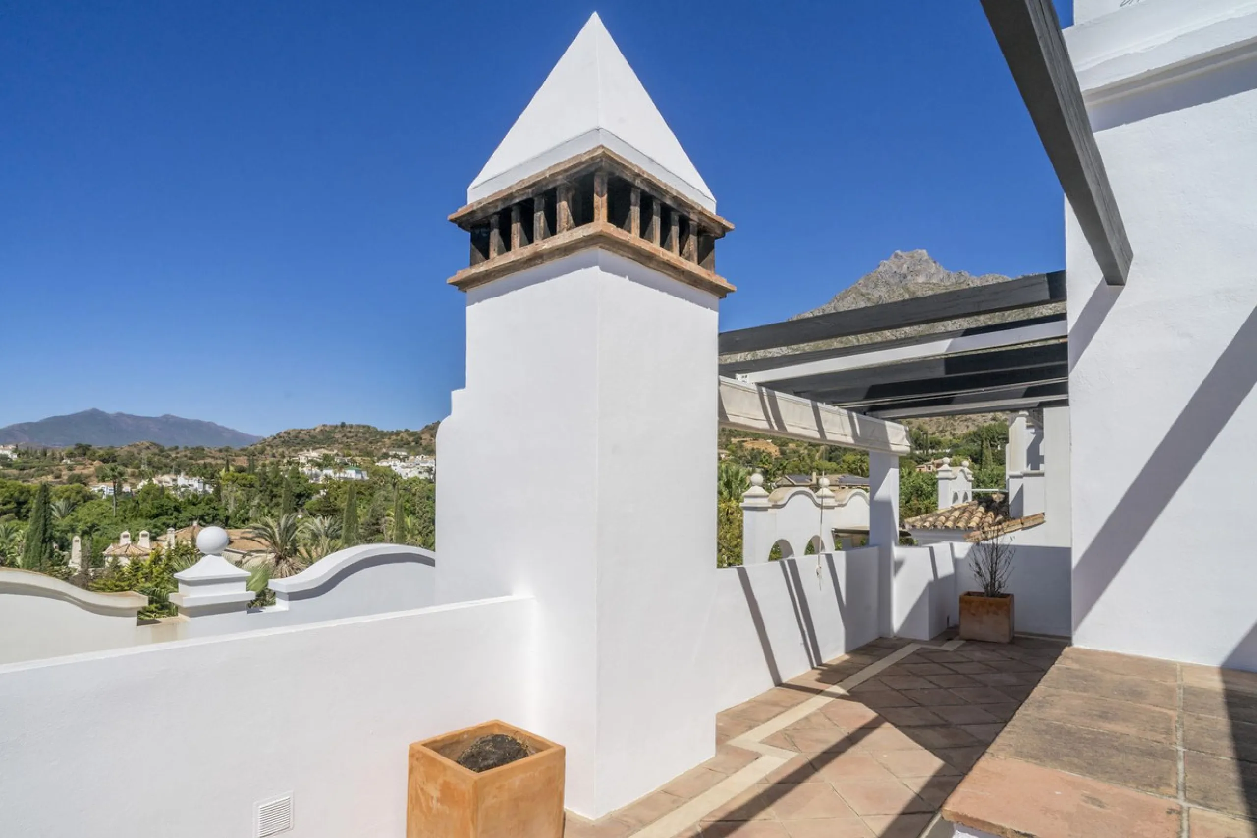 There are homes that are not only lived in, they are truly experienced. This penthouse duplex in Montebello Hills is one of them. Set on the noble slopes of Sierra Blanca, it offers both the calm of the mountains and the endless expanse of the Mediterrane