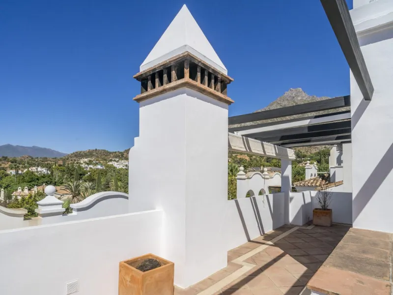 There are homes that are not only lived in, they are truly experienced. This penthouse duplex in Montebello Hills is one of them. Set on the noble slopes of Sierra Blanca, it offers both the calm of the mountains and the endless expanse of the Mediterrane