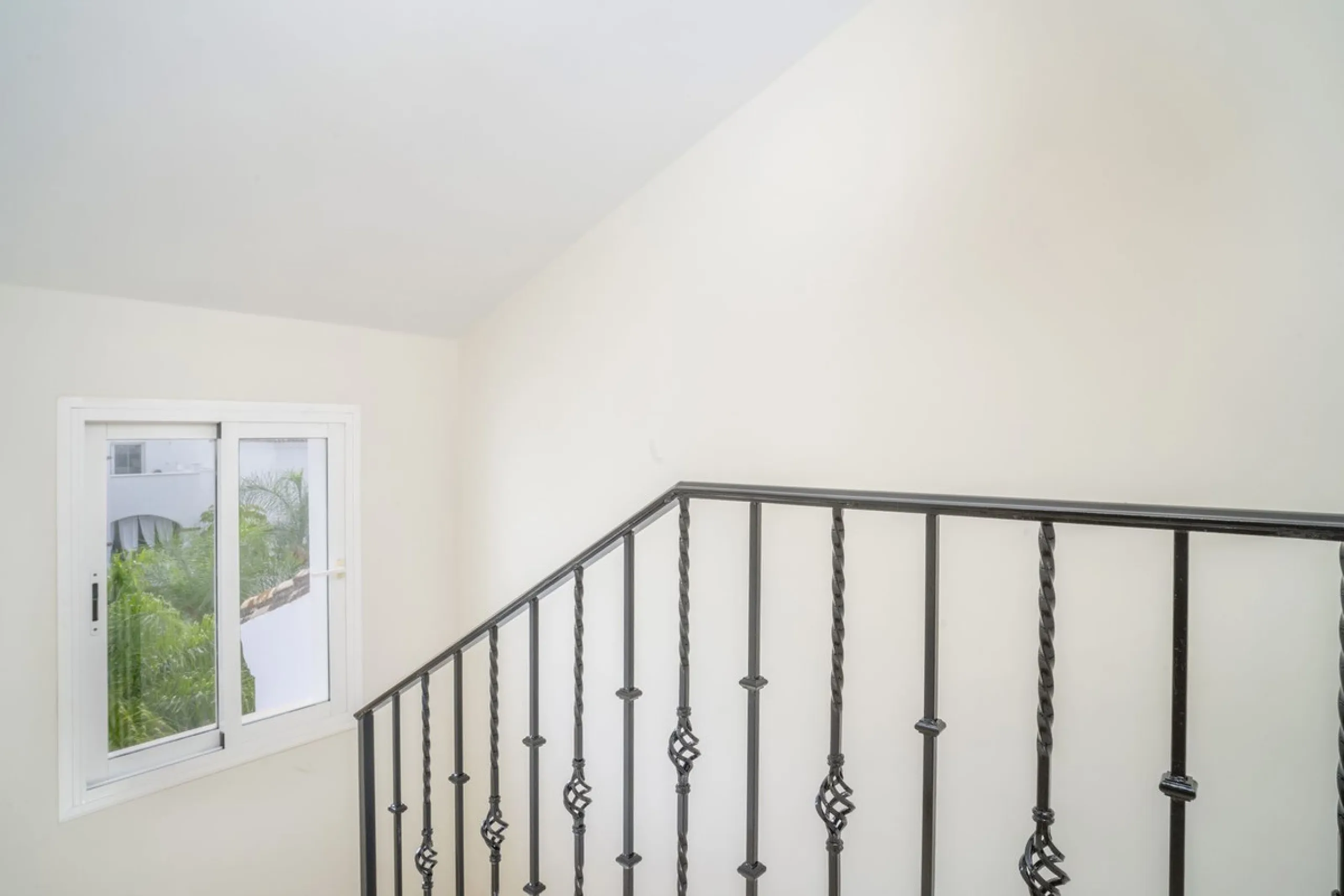 There are homes that are not only lived in, they are truly experienced. This penthouse duplex in Montebello Hills is one of them. Set on the noble slopes of Sierra Blanca, it offers both the calm of the mountains and the endless expanse of the Mediterrane