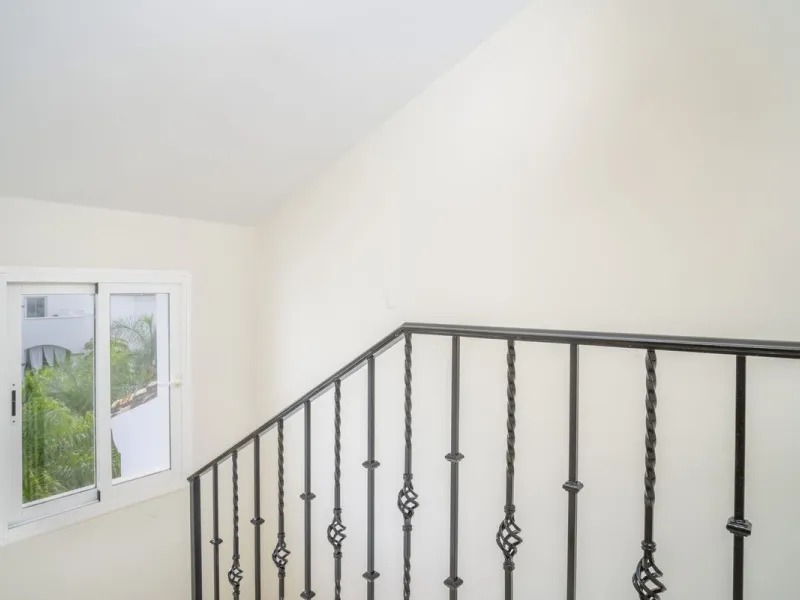 There are homes that are not only lived in, they are truly experienced. This penthouse duplex in Montebello Hills is one of them. Set on the noble slopes of Sierra Blanca, it offers both the calm of the mountains and the endless expanse of the Mediterrane
