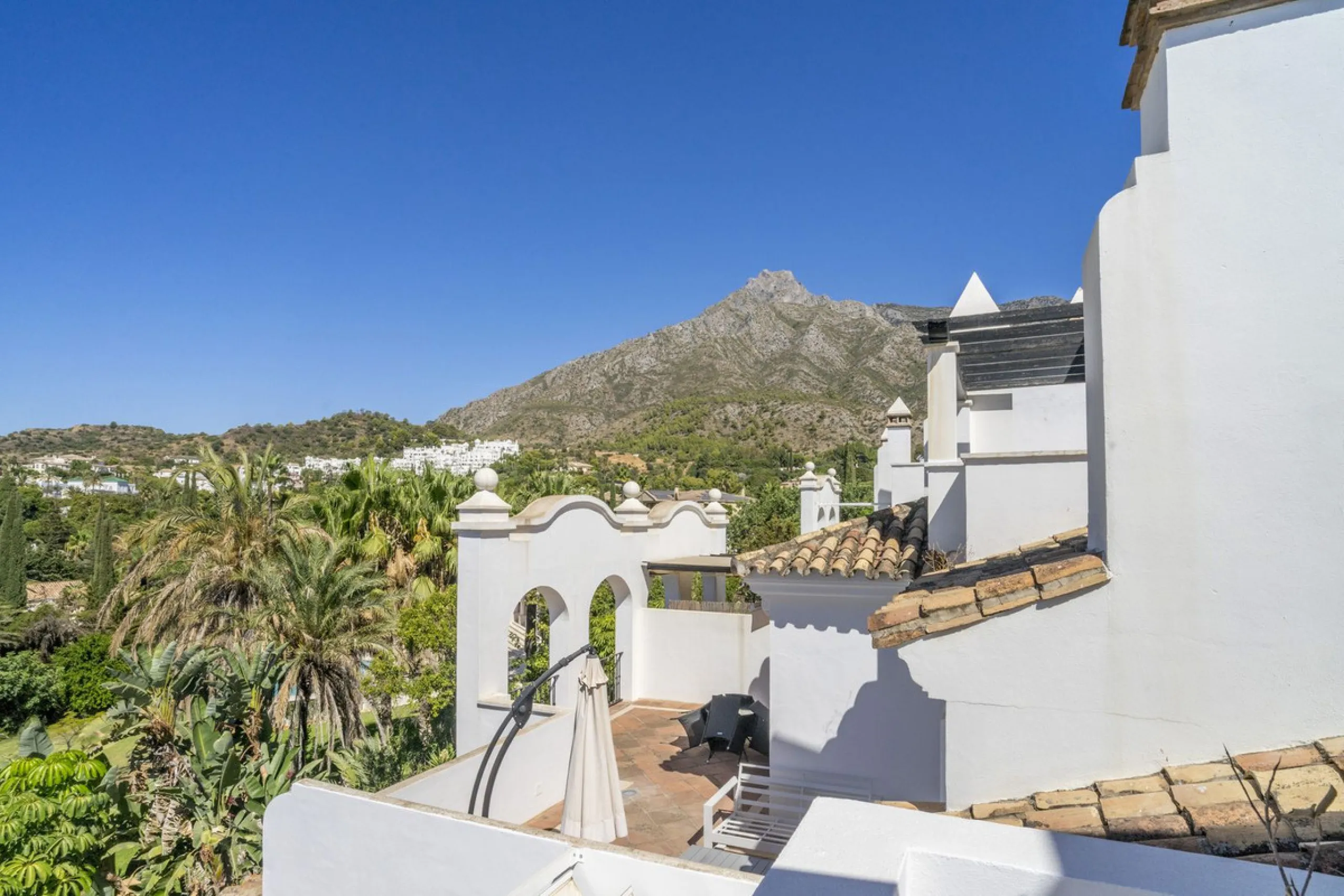 There are homes that are not only lived in, they are truly experienced. This penthouse duplex in Montebello Hills is one of them. Set on the noble slopes of Sierra Blanca, it offers both the calm of the mountains and the endless expanse of the Mediterrane
