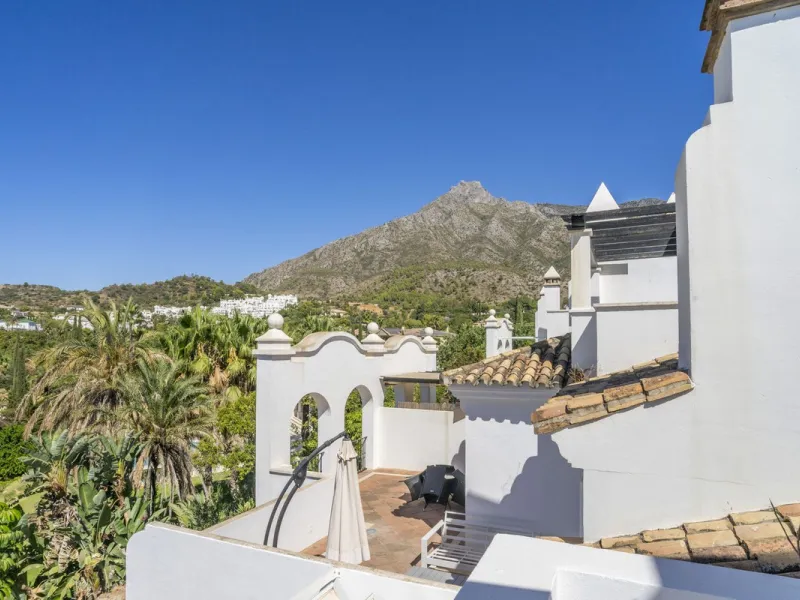 There are homes that are not only lived in, they are truly experienced. This penthouse duplex in Montebello Hills is one of them. Set on the noble slopes of Sierra Blanca, it offers both the calm of the mountains and the endless expanse of the Mediterrane
