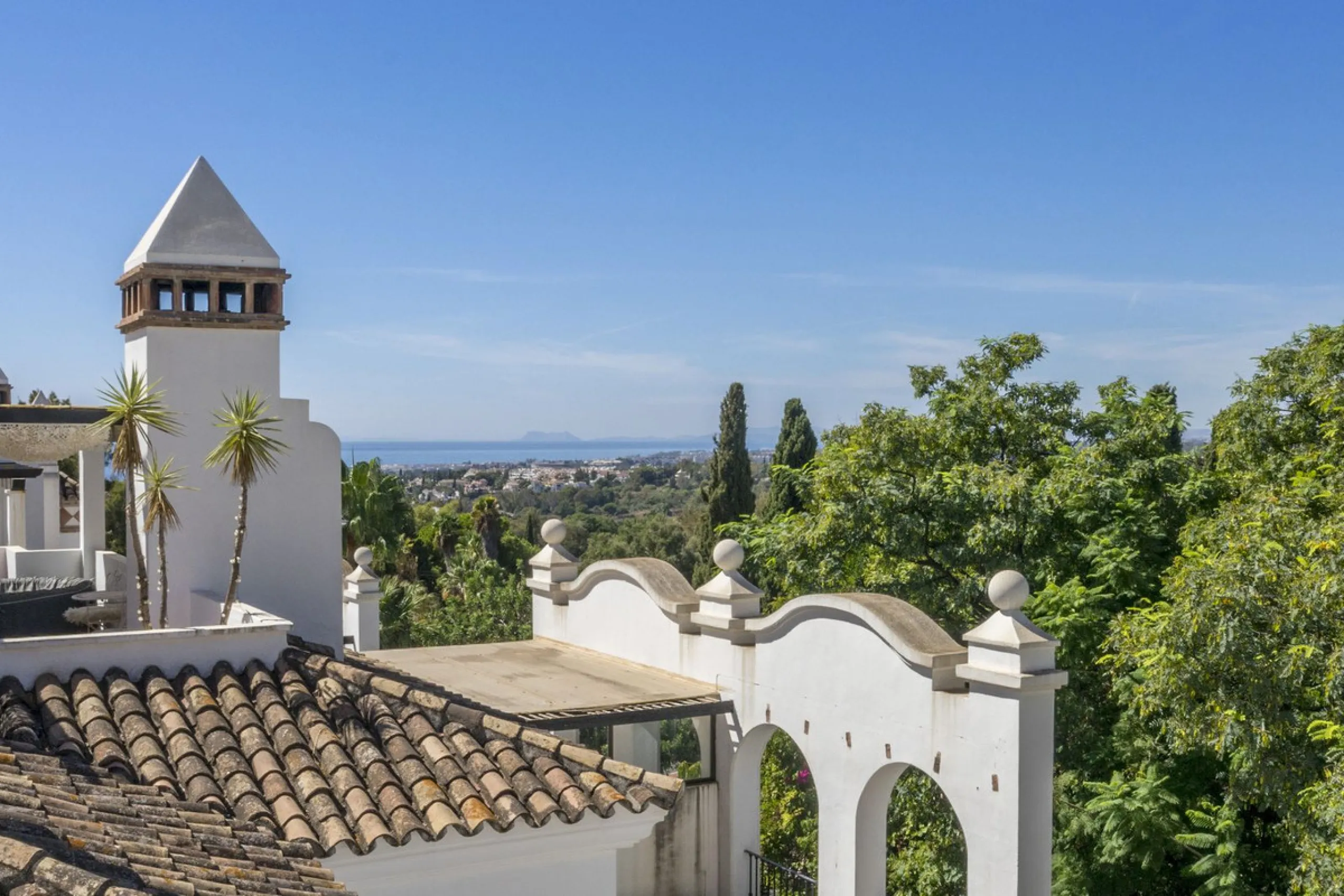 There are homes that are not only lived in, they are truly experienced. This penthouse duplex in Montebello Hills is one of them. Set on the noble slopes of Sierra Blanca, it offers both the calm of the mountains and the endless expanse of the Mediterrane
