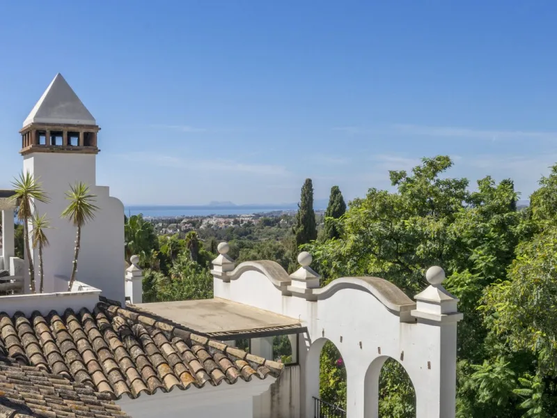 There are homes that are not only lived in, they are truly experienced. This penthouse duplex in Montebello Hills is one of them. Set on the noble slopes of Sierra Blanca, it offers both the calm of the mountains and the endless expanse of the Mediterrane