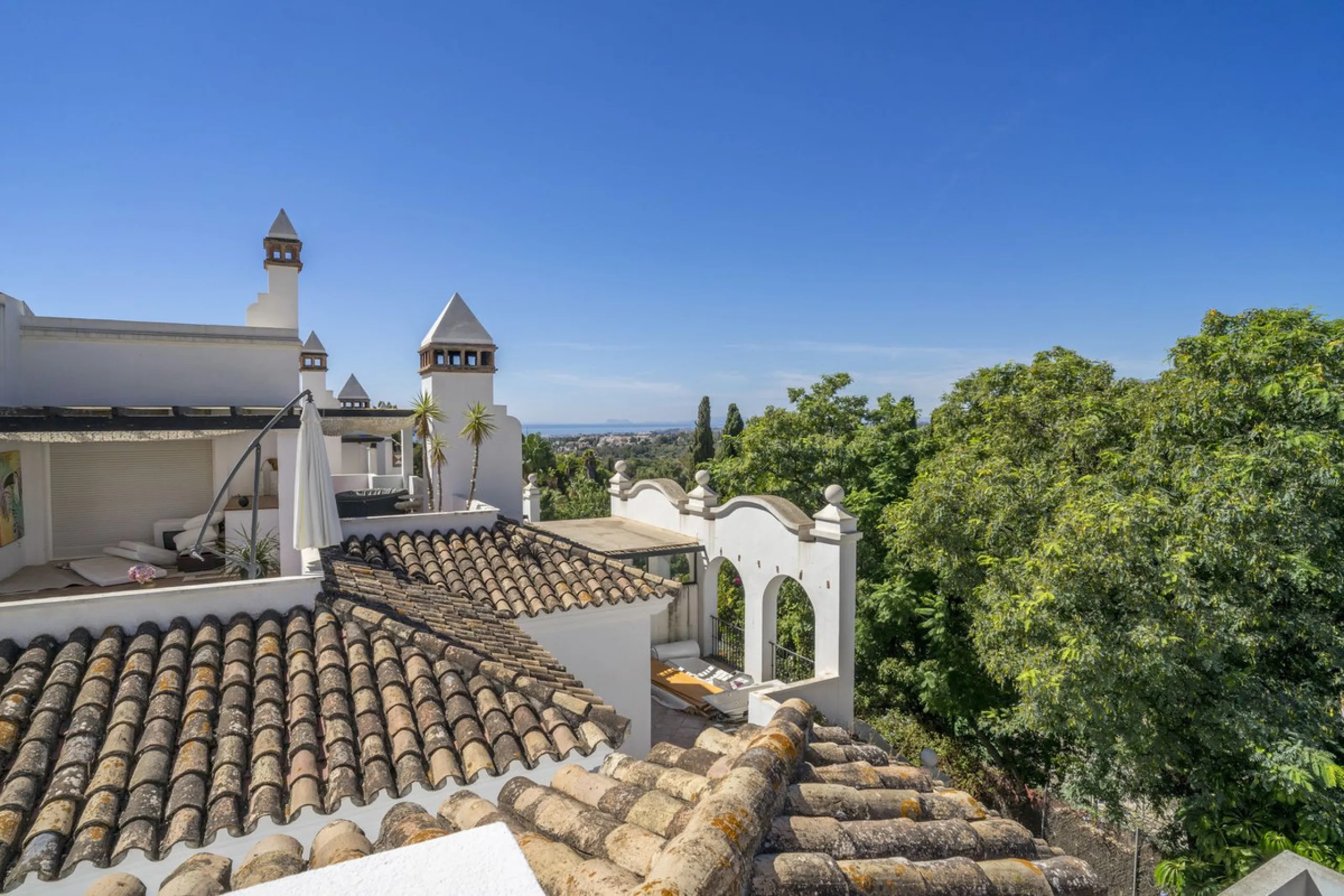 There are homes that are not only lived in, they are truly experienced. This penthouse duplex in Montebello Hills is one of them. Set on the noble slopes of Sierra Blanca, it offers both the calm of the mountains and the endless expanse of the Mediterrane