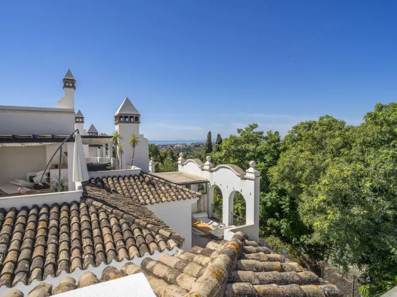 There are homes that are not only lived in, they are truly experienced. This penthouse duplex in Montebello Hills is one of them. Set on the noble slopes of Sierra Blanca, it offers both the calm of the mountains and the endless expanse of the Mediterrane