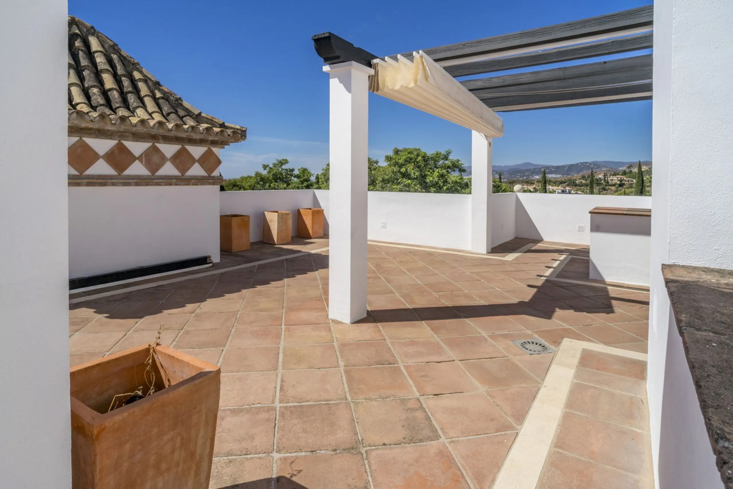 There are homes that are not only lived in, they are truly experienced. This penthouse duplex in Montebello Hills is one of them. Set on the noble slopes of Sierra Blanca, it offers both the calm of the mountains and the endless expanse of the Mediterrane