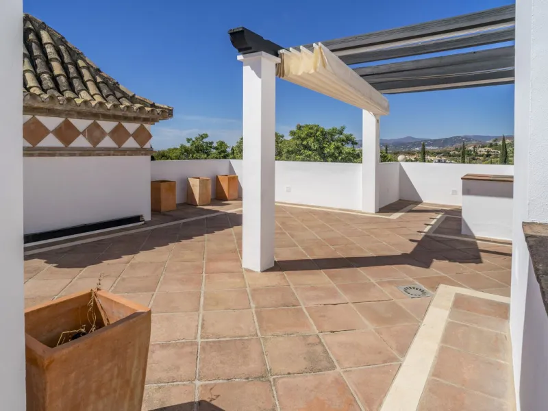 There are homes that are not only lived in, they are truly experienced. This penthouse duplex in Montebello Hills is one of them. Set on the noble slopes of Sierra Blanca, it offers both the calm of the mountains and the endless expanse of the Mediterrane