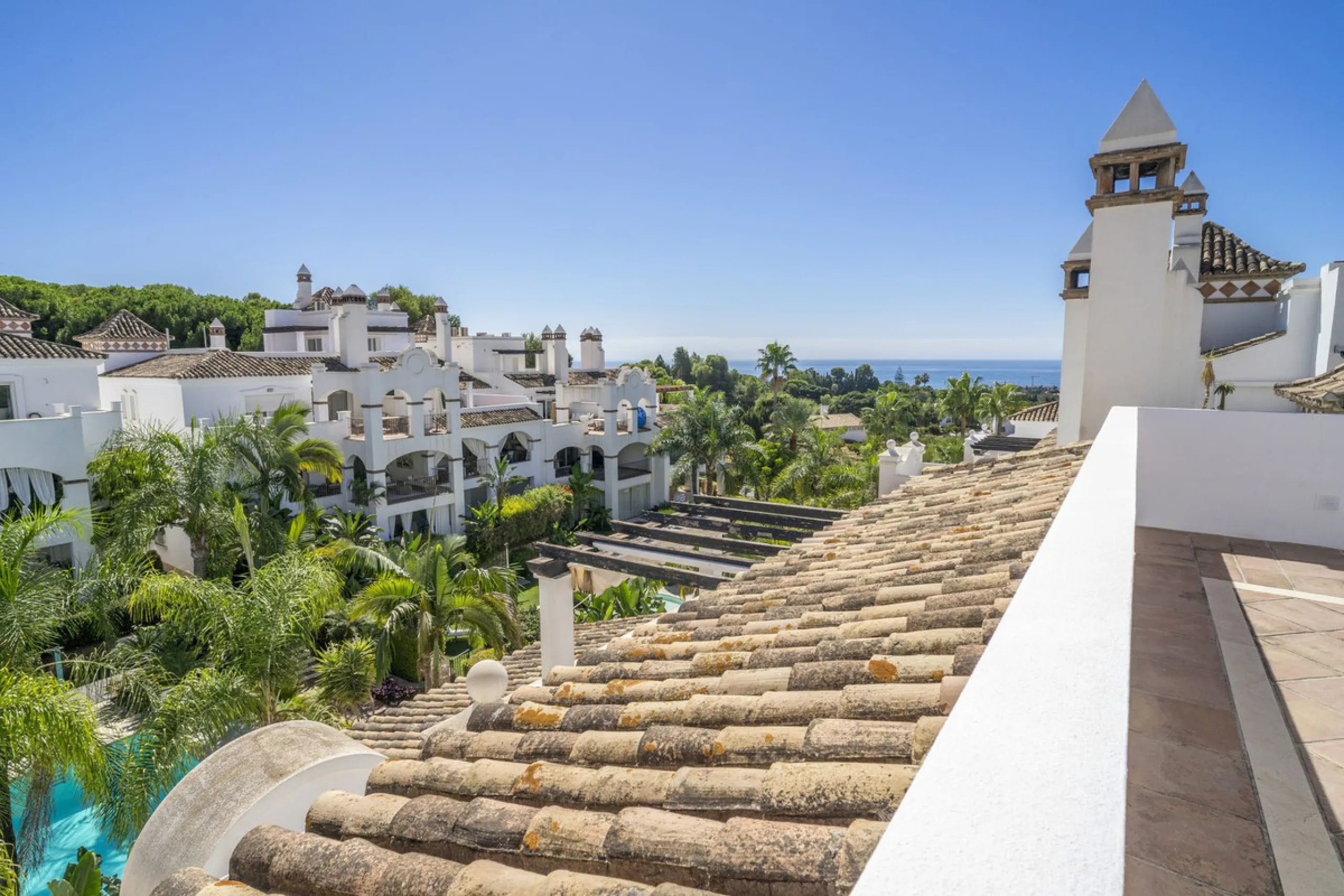 There are homes that are not only lived in, they are truly experienced. This penthouse duplex in Montebello Hills is one of them. Set on the noble slopes of Sierra Blanca, it offers both the calm of the mountains and the endless expanse of the Mediterrane