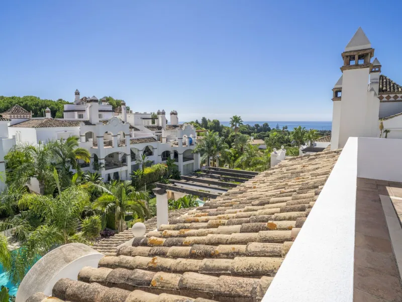 There are homes that are not only lived in, they are truly experienced. This penthouse duplex in Montebello Hills is one of them. Set on the noble slopes of Sierra Blanca, it offers both the calm of the mountains and the endless expanse of the Mediterrane