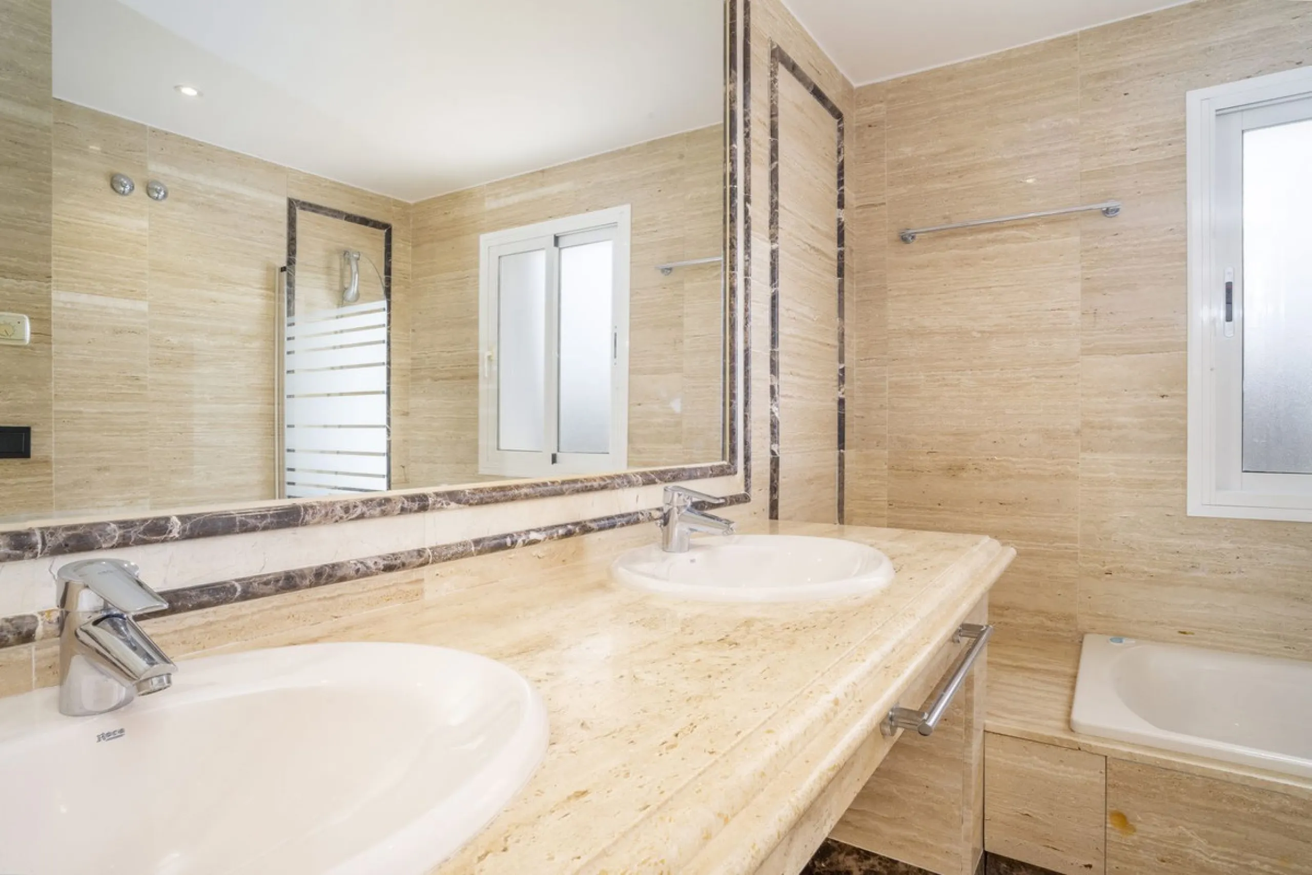 There are homes that are not only lived in, they are truly experienced. This penthouse duplex in Montebello Hills is one of them. Set on the noble slopes of Sierra Blanca, it offers both the calm of the mountains and the endless expanse of the Mediterrane