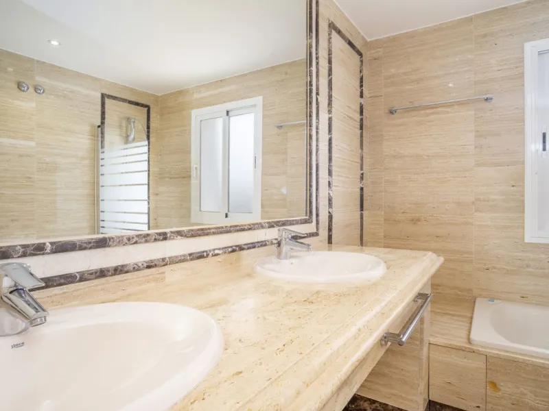 There are homes that are not only lived in, they are truly experienced. This penthouse duplex in Montebello Hills is one of them. Set on the noble slopes of Sierra Blanca, it offers both the calm of the mountains and the endless expanse of the Mediterrane